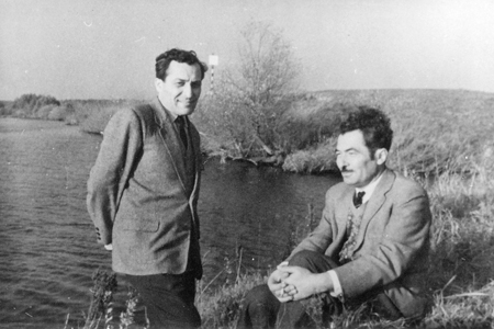 Андраник Смбатович Тер-Степаньян (слева) с братом Ашотом Минасовичем Баликьяном на берегу Москвы-реки. 1961 г.