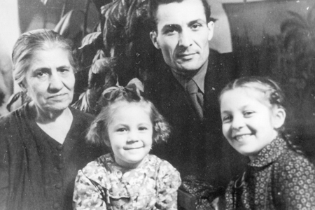 Андраник Смбатович с дочерьми Леной и Олей и приёмной матерью Еленой Лукьяновной Тер-Степаньян. 1953 г.