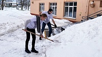 Студенты помогли пенсионерам расчистить снег