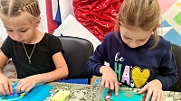 Дети создали пластилиновые картины