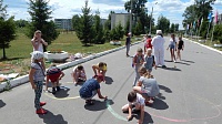 Дети изобразили на асфальте символ Олимпийских игр 
