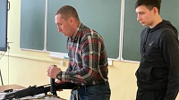 Школьники учились разборке-сборке автомата Калашникова