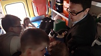 Школьники изучили оборудование машины скорой помощи