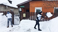 Студенты помогли пенсионерам расчистить снег