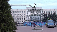 На главной площади города началась установка елки