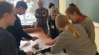Школьники учились разборке-сборке автомата Калашникова