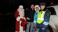 Полицейский Дед Мороз снова пришел к хорошим водителям