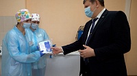 Глава Воскресенска передал в поликлинику холодильную камеру для хранения вакцины