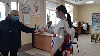 В поликлинике Луховицкой ЦРБ добровольцы продолжают помогать врачам