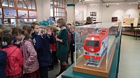 Школьники увидели, как собирают настоящие локомотивы