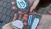 "Мотивирующие" камни на улицах города