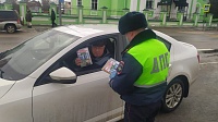 Сотрудники Госавтоинспекции поздравили водителей с Днём защитника Отечества