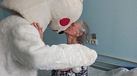 Волонтёры помогают пожилым пациентам ощутить вкус к жизни