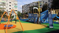 Во дворах Озер появляются современные детские площадки