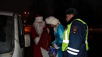 Полицейский Дед Мороз снова пришел к хорошим водителям
