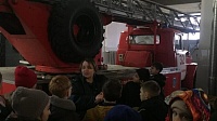 Школьники узнали, сколько весит костюм пожарного